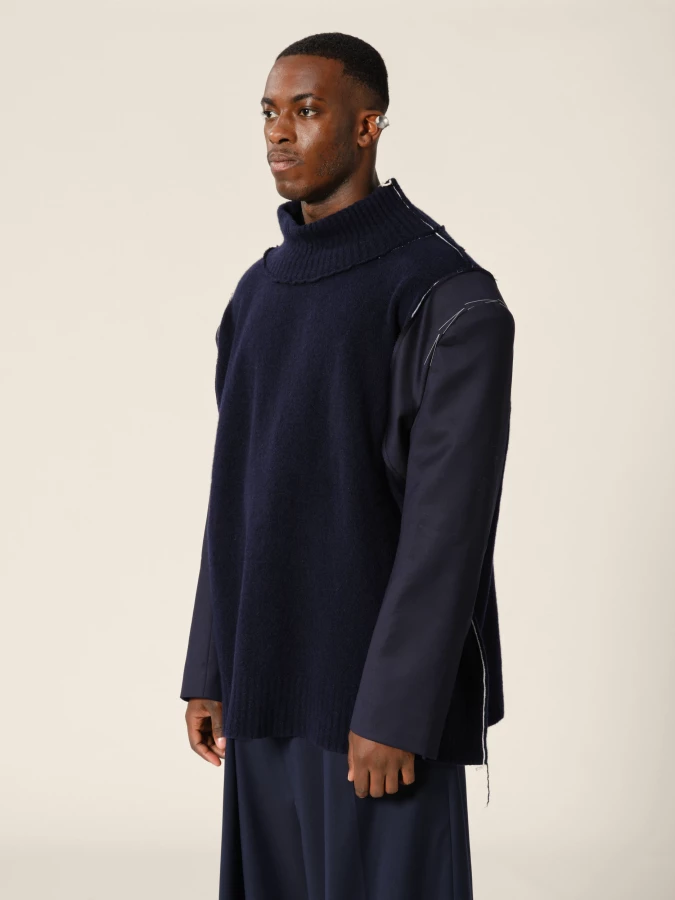 Maglione a collo alto Blu Scuro in Cashmere con maniche blazer in Lana riciclata