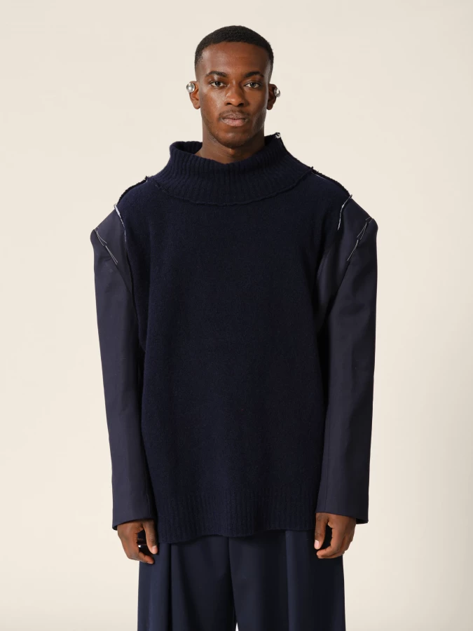 Maglione a collo alto Blu Scuro in Cashmere con maniche blazer in Lana riciclata