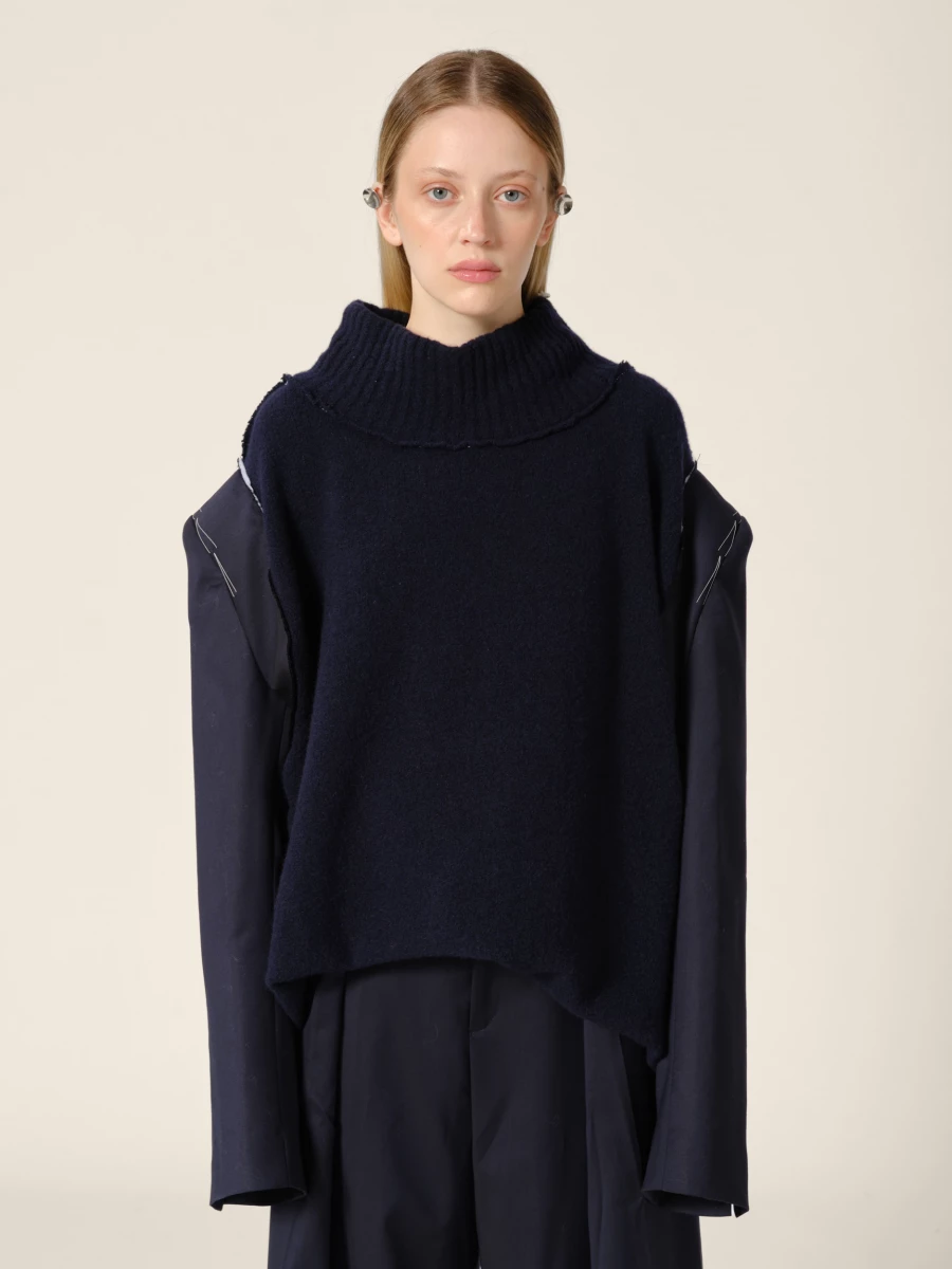 Maglione a collo alto Blu Scuro in Cashmere con maniche blazer in Lana riciclata