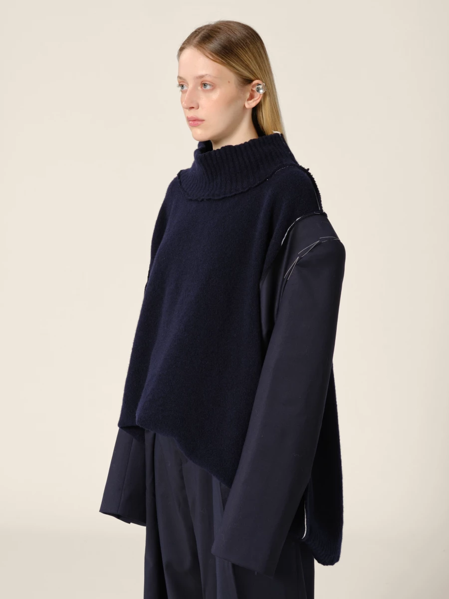 Maglione a collo alto Blu Scuro in Cashmere con maniche blazer in Lana riciclata
