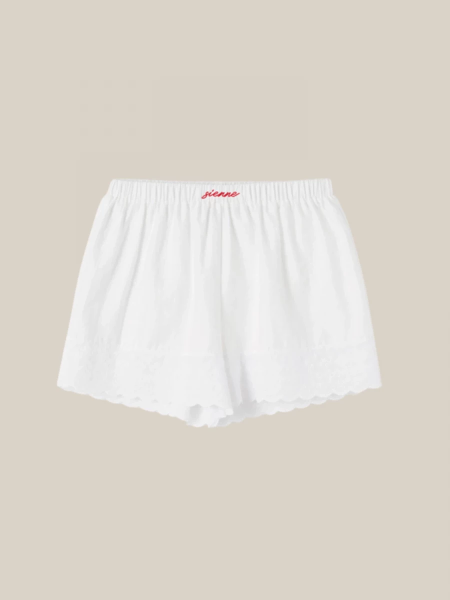 Shorts Bianchi con Dettagli in Pizzo e Logo Ricamato a Contrasto