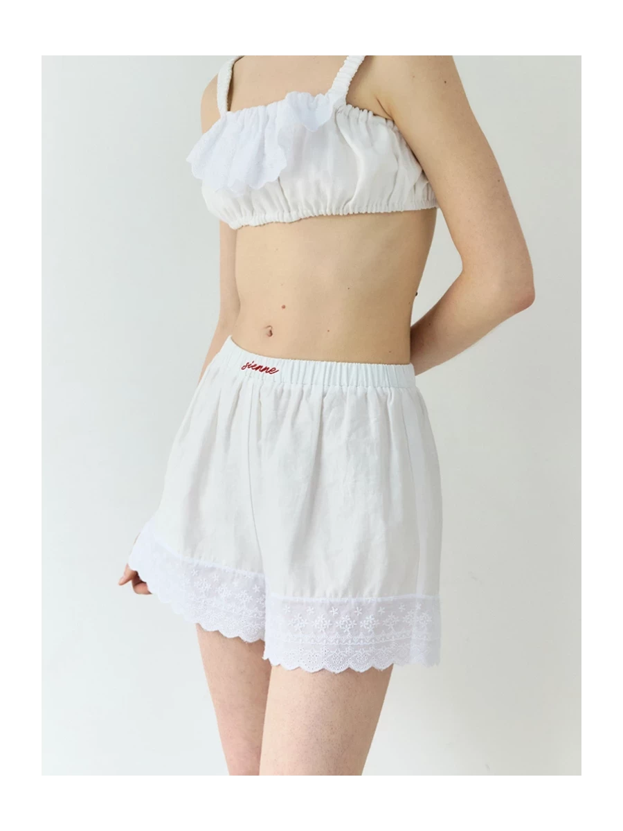 Shorts Bianchi con Dettagli in Pizzo e Logo Ricamato a Contrasto