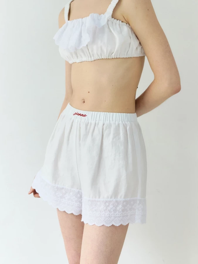 Shorts Bianchi con Dettagli in Pizzo e Logo Ricamato a Contrasto